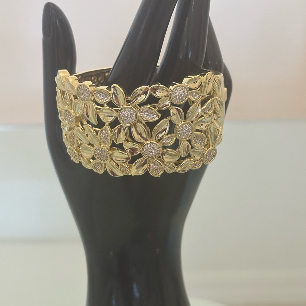 Elegant Gold Floral Bracelet Cuff